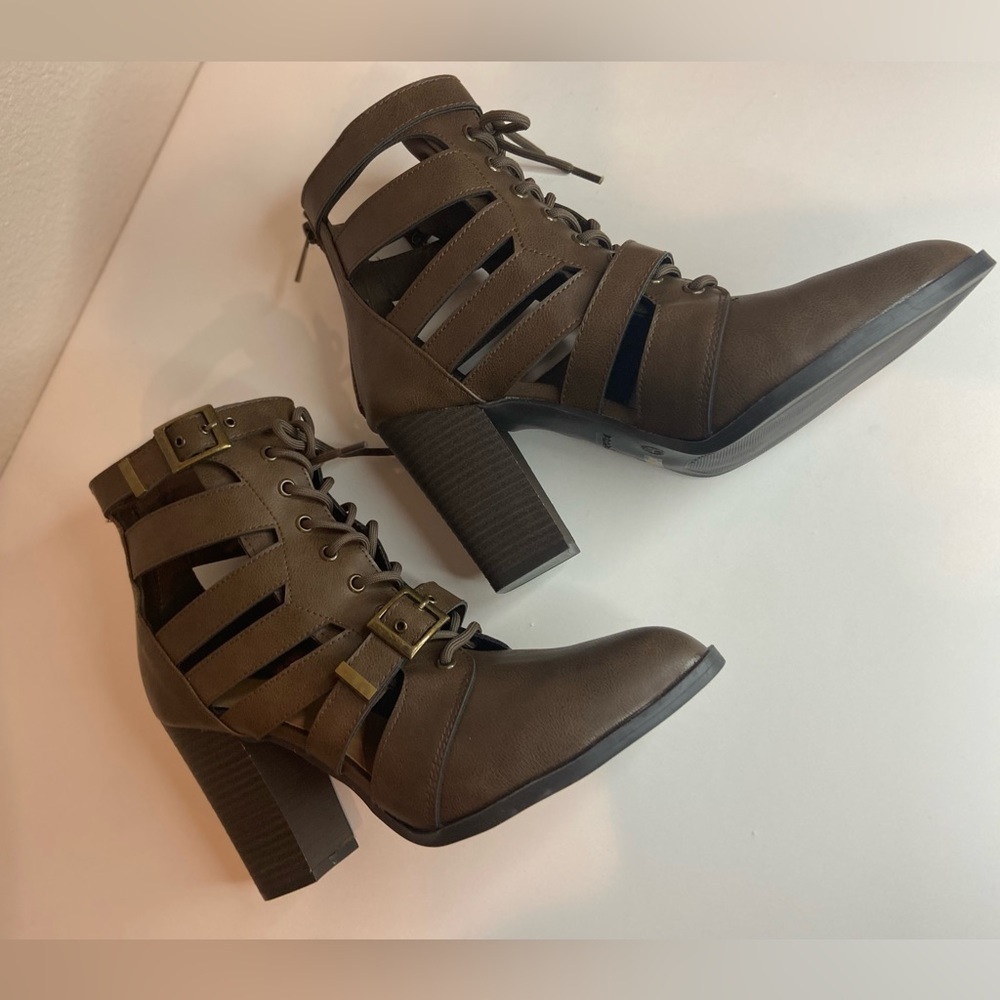 Bamboo~NIB~Faux Leather Lace Up & Double Buckle Cage Style Ankle Boot~Size 10 - Picture 9 of 14